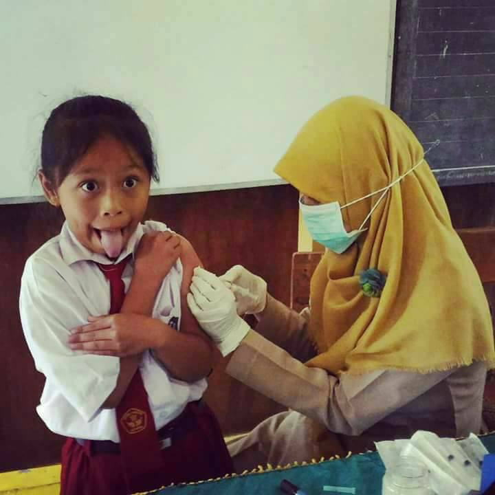 15 Foto ekspresi kocak anak sekolah saat diimunisasi, dijamin ngakak!