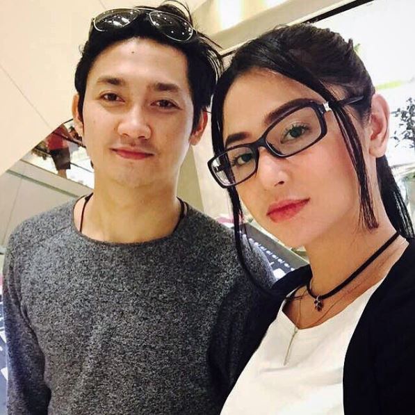 9 Potret momen manis Dewi Perssik dan manajernya, jadian nggak sih?