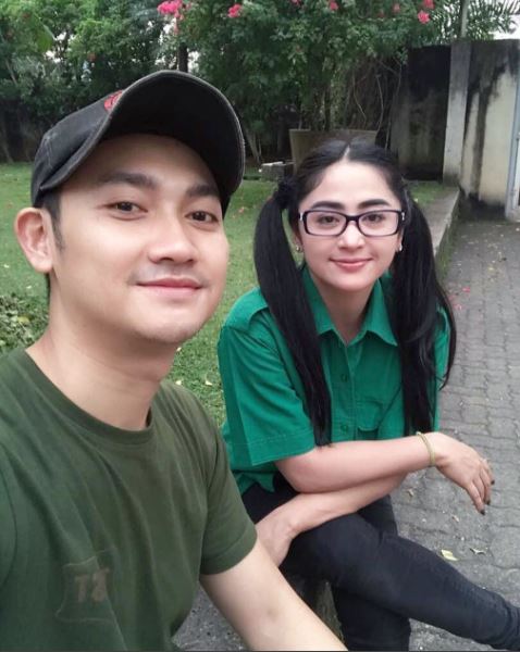 9 Potret momen manis Dewi Perssik dan manajernya, jadian nggak sih?