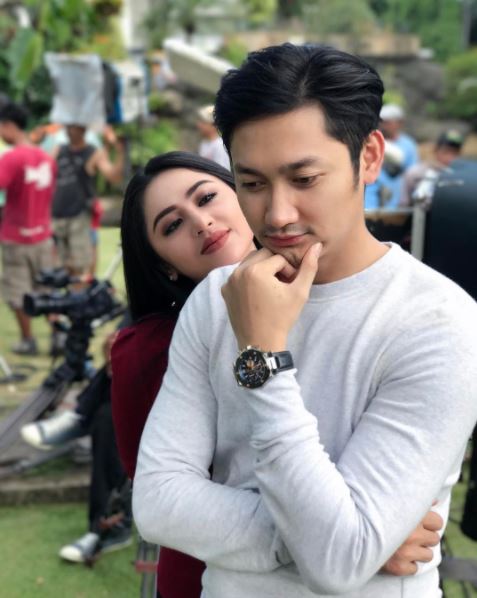 9 Potret momen manis Dewi Perssik dan manajernya, jadian nggak sih?