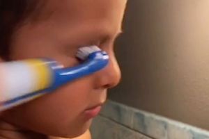 Bukannya gigi, bocah laki-laki ini malah menyikat matanya