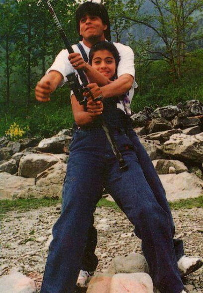 10 Foto lawas Shah Rukh Khan & Kajol ini bukti mereka sahabat sejati