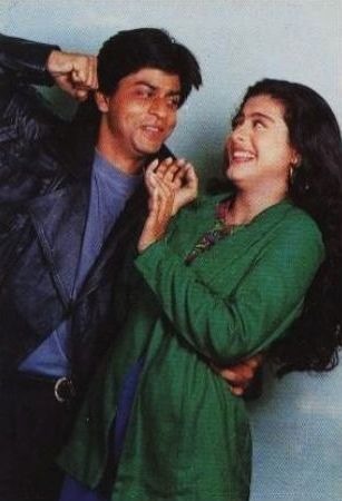 10 Foto lawas Shah Rukh Khan & Kajol ini bukti mereka sahabat sejati