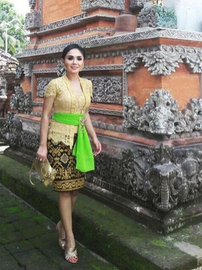 10 Seleb ini makin anggun pakai baju adat Bali, cantiknya paripurna