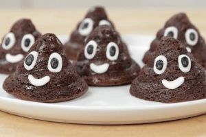 Lagi hits, yuk bikin sendiri kue brownies emoji bentuk 'poop' di rumah