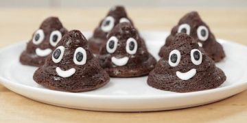 Lagi hits, yuk bikin sendiri kue brownies emoji bentuk 'poop' di rumah