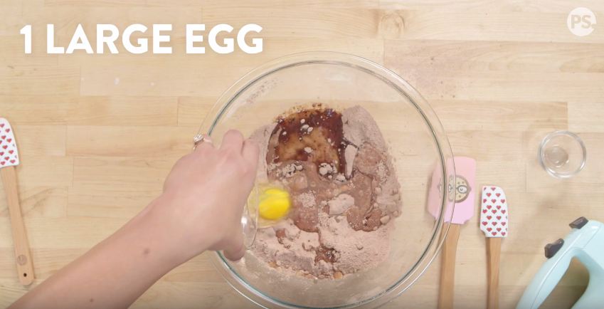 Lagi hits, yuk bikin sendiri kue brownies emoji bentuk 'poop' di rumah