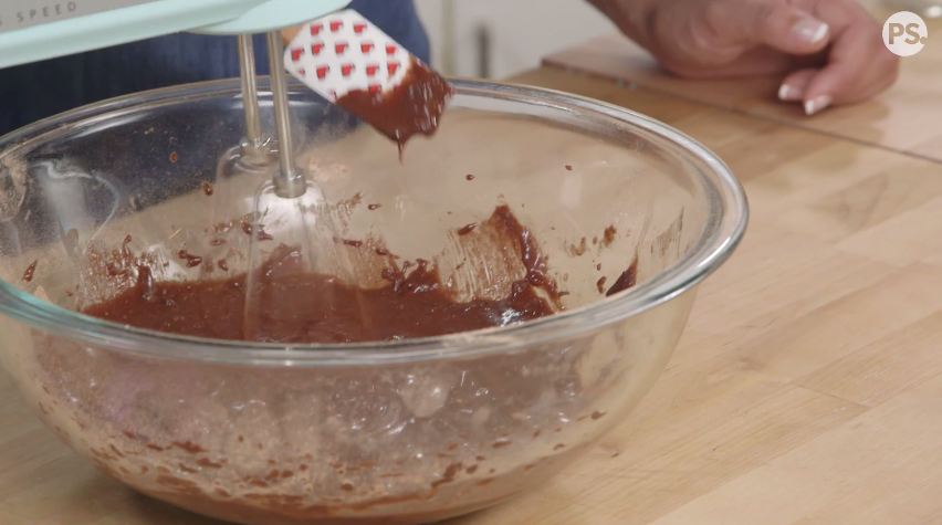 Lagi hits, yuk bikin sendiri kue brownies emoji bentuk 'poop' di rumah