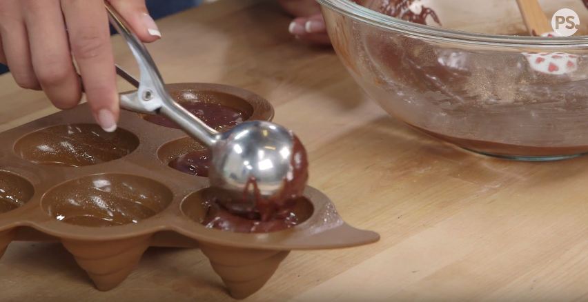 Lagi hits, yuk bikin sendiri kue brownies emoji bentuk 'poop' di rumah