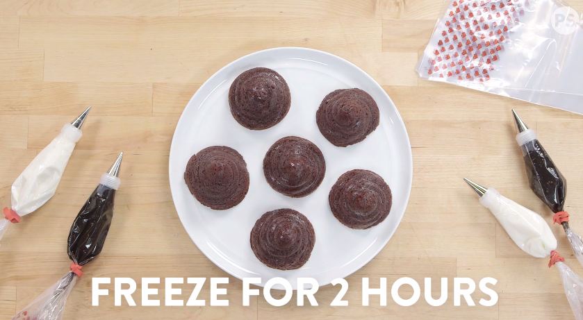 Lagi hits, yuk bikin sendiri kue brownies emoji bentuk 'poop' di rumah