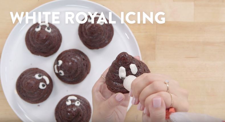 Lagi hits, yuk bikin sendiri kue brownies emoji bentuk 'poop' di rumah