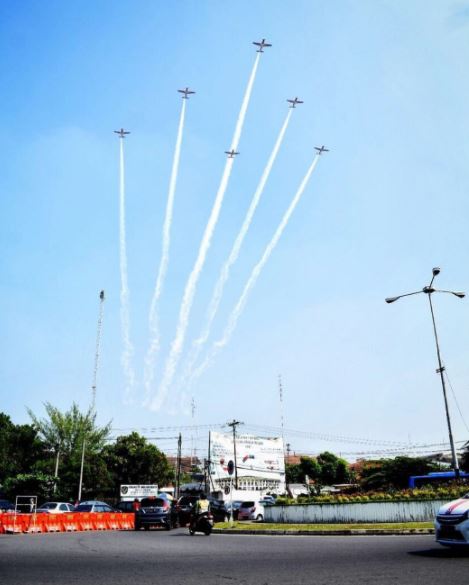 Tim aerobatik TNI AU sambut mahasiswa baru Kampus Biru, keren abis!