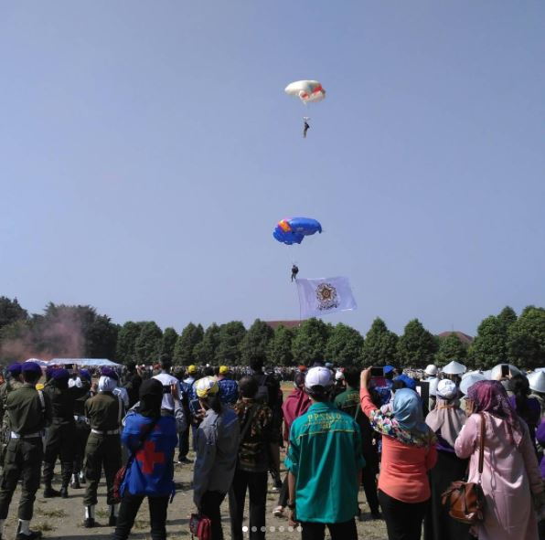 Tim aerobatik TNI AU sambut mahasiswa baru Kampus Biru, keren abis!