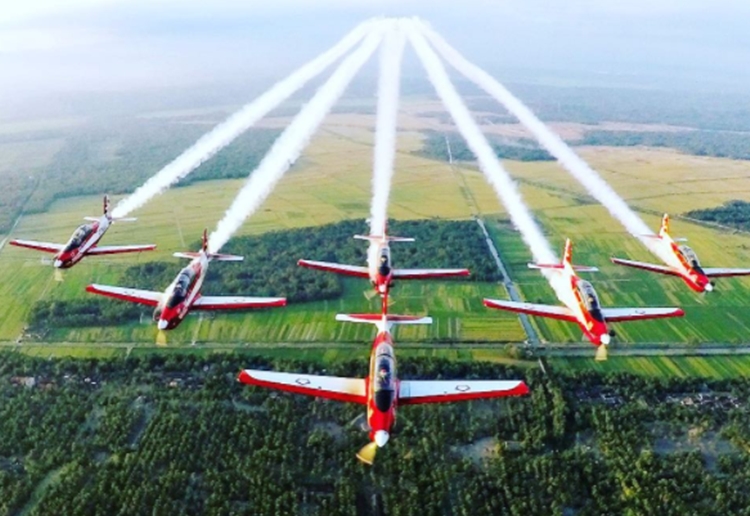 Tim aerobatik TNI AU sambut mahasiswa baru Kampus Biru, keren abis!