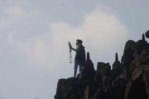 Orang selfie sambil panjat Candi Borobudur ini tuai kecaman