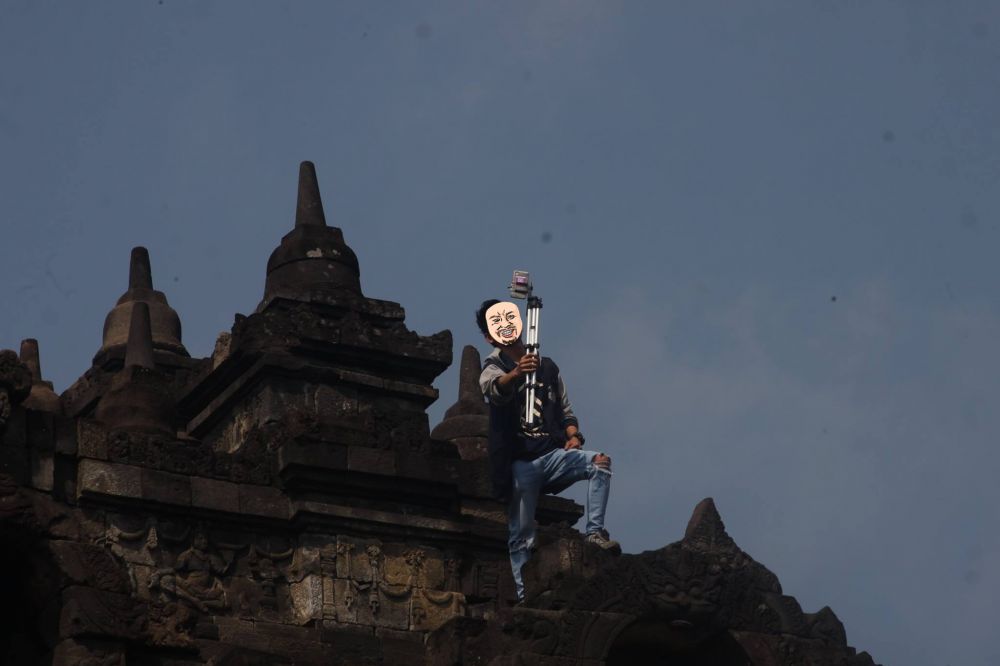 Orang selfie sambil panjat Candi Borobudur ini tuai kecaman