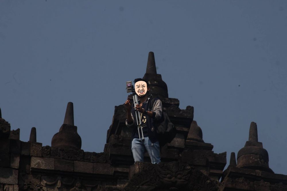 Orang selfie sambil panjat Candi Borobudur ini tuai kecaman