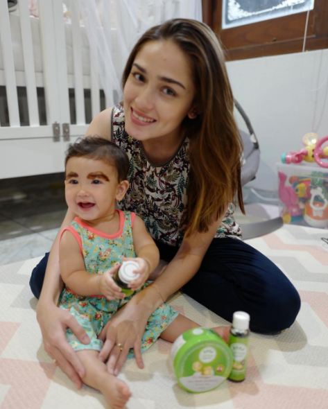 Jadi hot mama, Yasmine Wilblood pede tanpa makeup di 10 foto ini