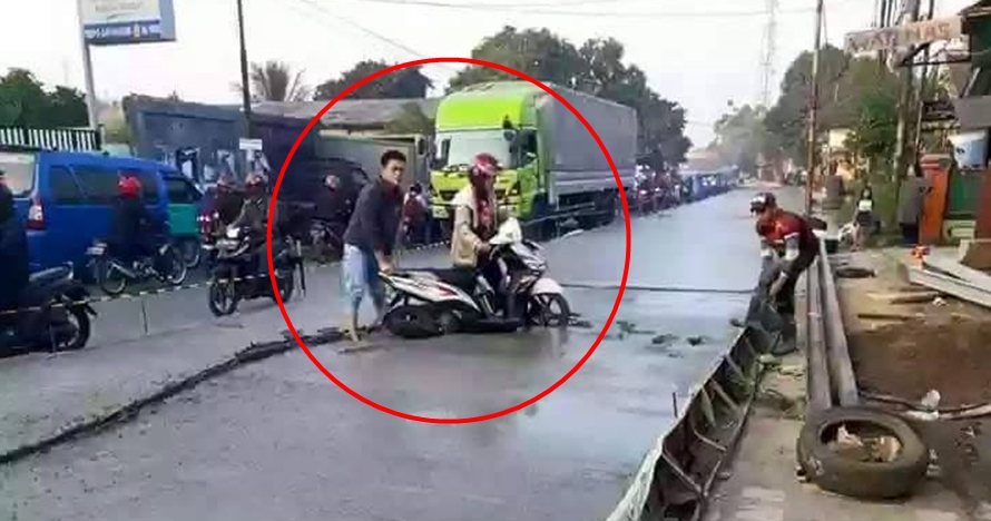 'Emak-emak' nekat lewati jalan beton basah ini bikin geleng-geleng