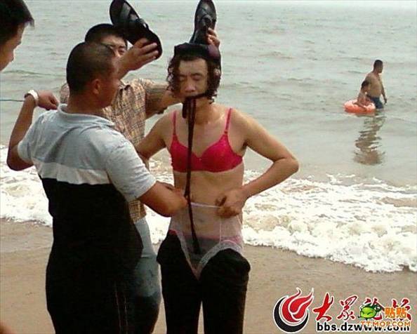 10 Potret kelakuan kocak saat di pantai, ada-ada aja deh