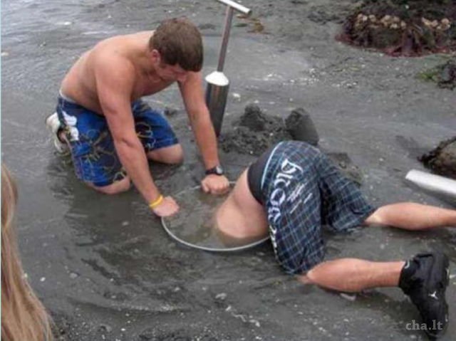 10 Potret kelakuan kocak saat di pantai, ada-ada aja deh
