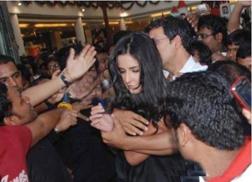 7 Seleb cantik Bollywood ini pernah alami perlakuan buruk dari fans