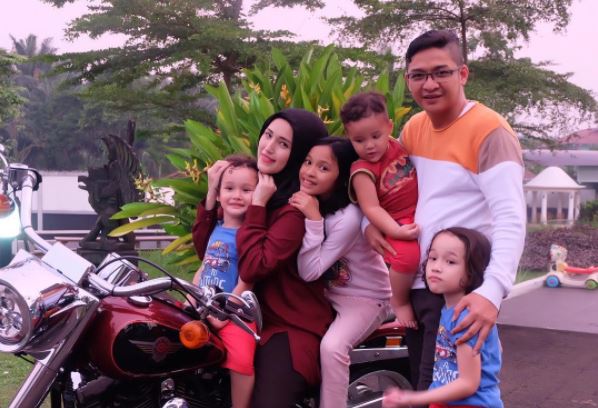 Kerap diterpa isu miring, ini 10 potret harmonis keluarga Pasha-Adelia
