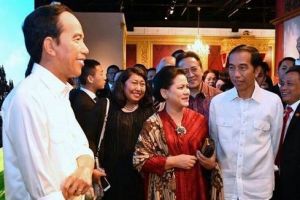 Patung Jokowi di Madame Tussauds ganti baju batik, makin keren dong