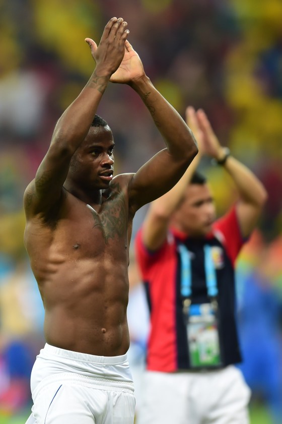 Bukan uang, ini alasan wanita cantik suka sama pemain bola