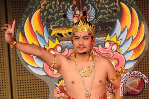 9 Artis ini tampil kece dalam balutan busana wayang orang