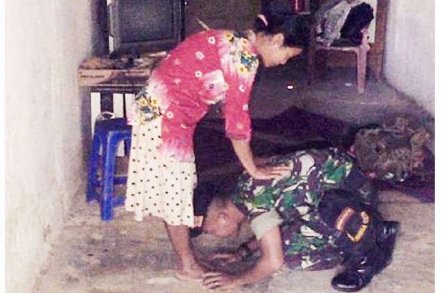6 Momen tentara gagah bersujud di kaki ibunda ini bikin haru