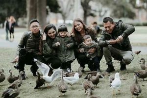 7 Sebutan nama keluarga artis ini unik abis, kompak banget deh!