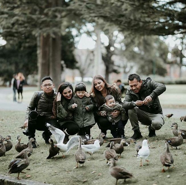 7 Sebutan nama keluarga artis ini unik abis, kompak banget deh!