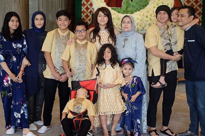 7 Sebutan nama keluarga artis ini unik abis, kompak banget deh!