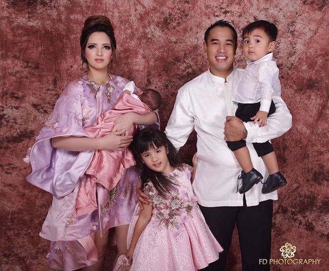 7 Sebutan nama keluarga artis ini unik abis, kompak banget deh!