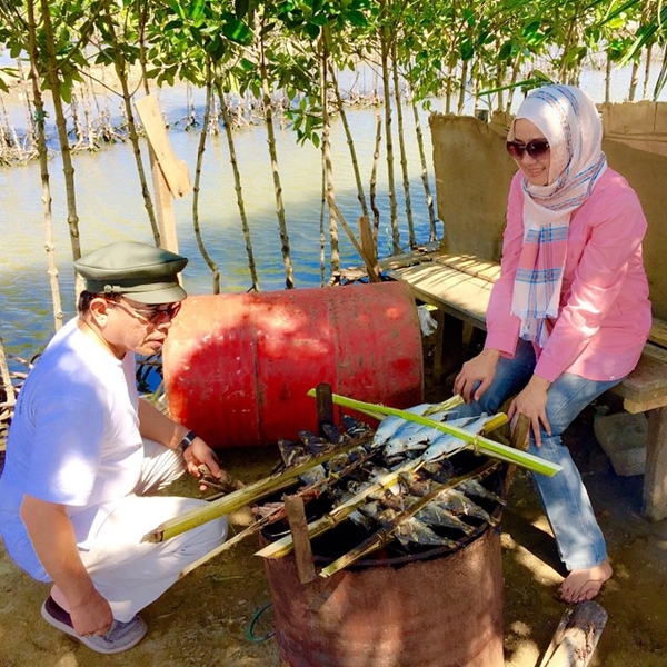 10 Foto mesra Gubernur Aceh-istri, tak kalah dari Ridwan Kamil-Atalia