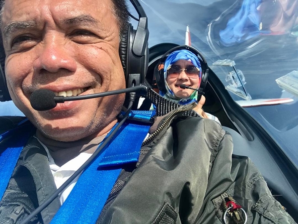 10 Foto mesra Gubernur Aceh-istri, tak kalah dari Ridwan Kamil-Atalia