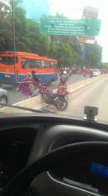 13 Foto kelakuan emak-emak di jalanan ini bikin kezel sekaligus ngakak