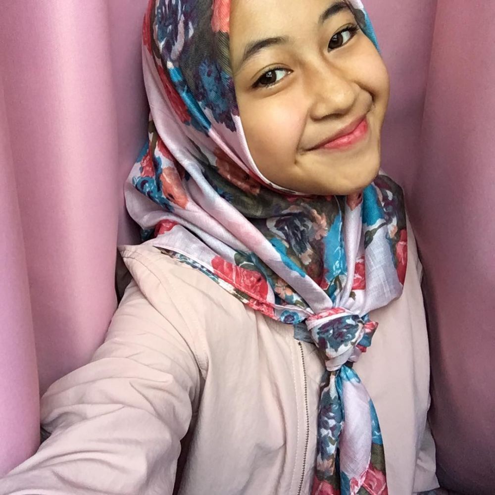 Adiba, putri sulung almarhum Uje yang kini makin manis & kece