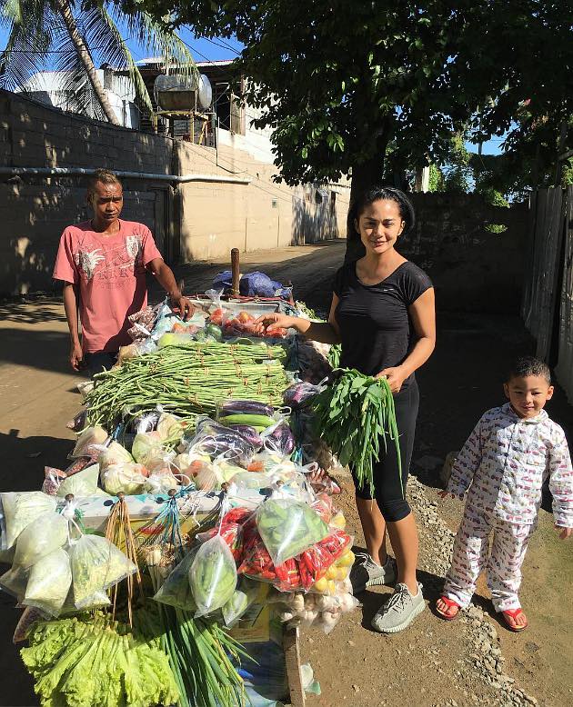 7 Seleb cantik ini pergi belanja sambil bawa anak, mama idaman nih