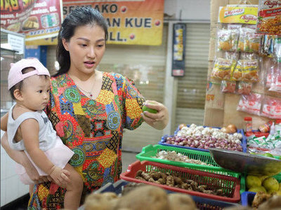 7 Seleb cantik ini pergi belanja sambil bawa anak, mama idaman nih