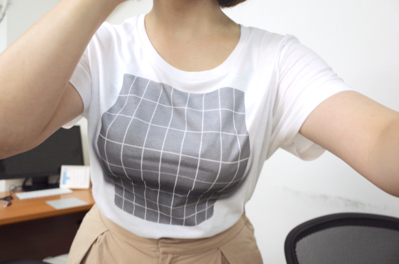 Mau payudara tampak besar? Kamu bisa coba kaus ilusi buatan Jepang ini