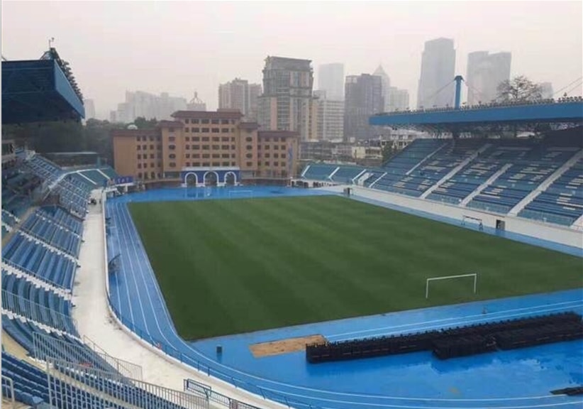 Selalu kalah saat laga kandang, klub bola ini ganti warna stadionnya