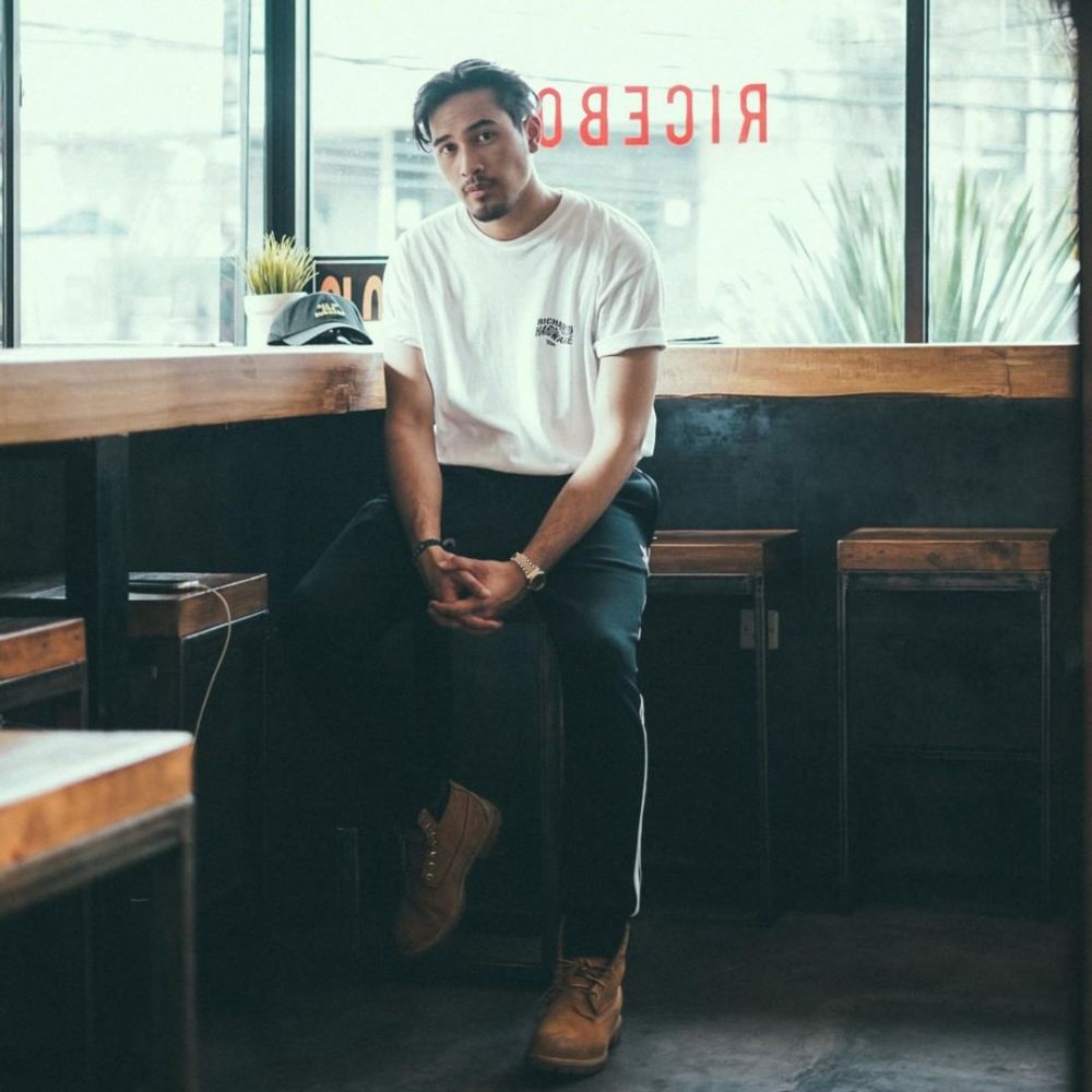 10 Potret gantengnya Adrian Khalif, musisi baru hip hop Indonesia