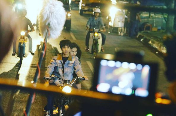 10 Foto Dilan dan Milea di lokasi syuting, baper pengen nonton filmnya