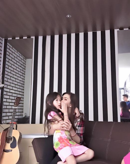 10 Foto momen keseruan Nafa Urbach bareng sang buah hati, kompak abis