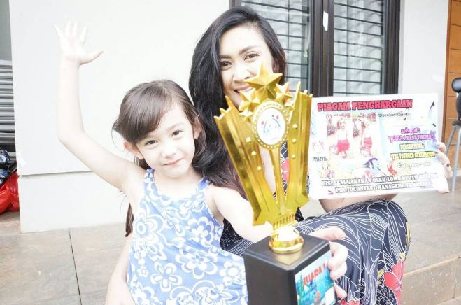 10 Foto momen keseruan Nafa Urbach bareng sang buah hati, kompak abis