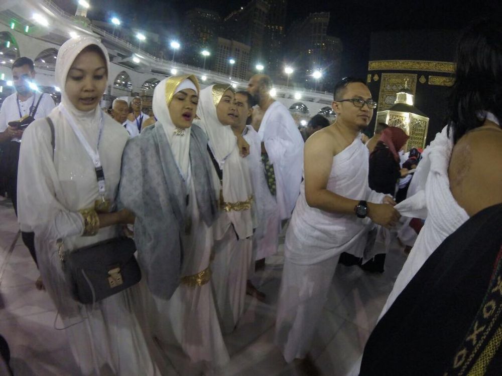 2 Artis kondang ini ternyata pernah pakai jasa First Travel buat umrah
