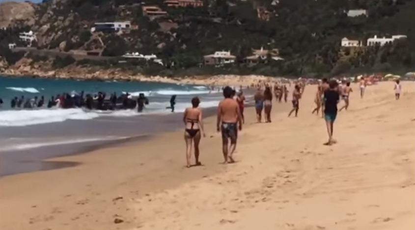 Asyik berjemur di pantai, wisatawan ini dikagetkan perahu pengungsi
