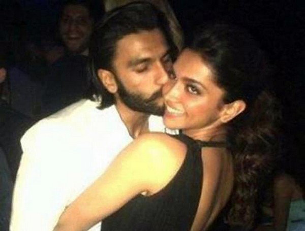 10 Pasang seleb Bollywood ini tertangkap kamera ciuman di depan publik